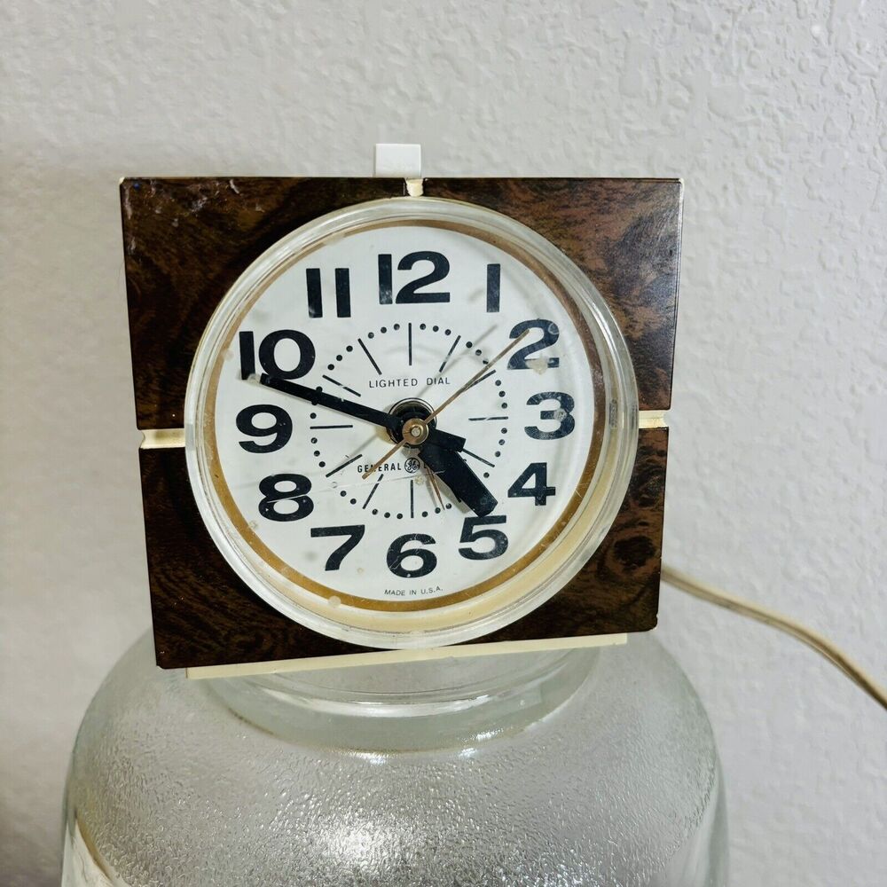 GE lighted dial alarm clock model 7417-4. Tested